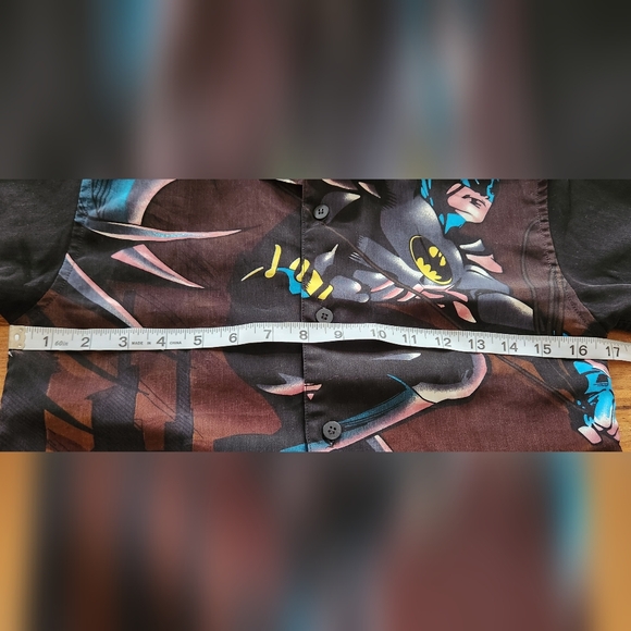 3/$20 - Batman short sleeve shirt sz small - Picture 5 of 9